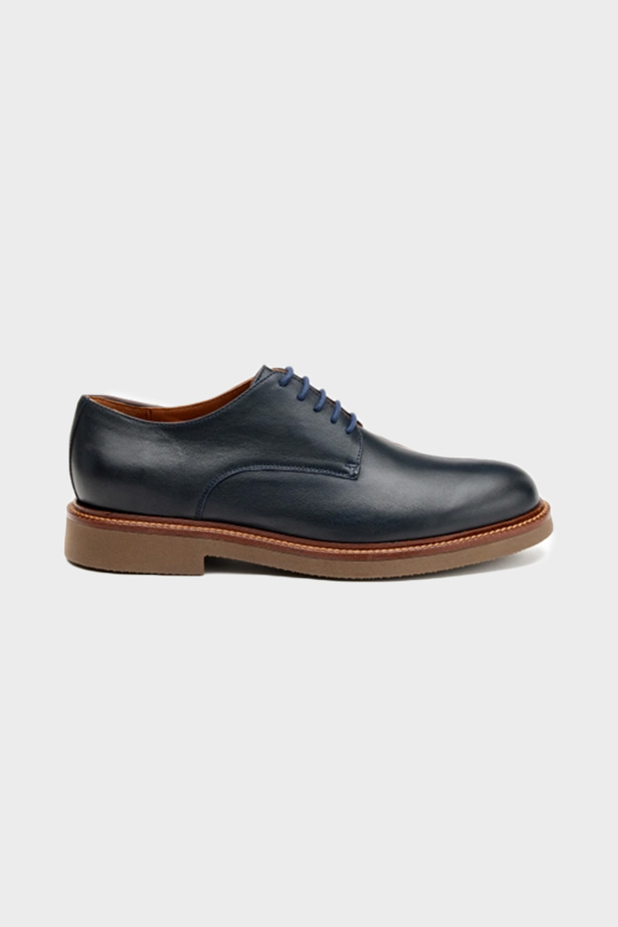 Leather lace-ups with contrasting sole